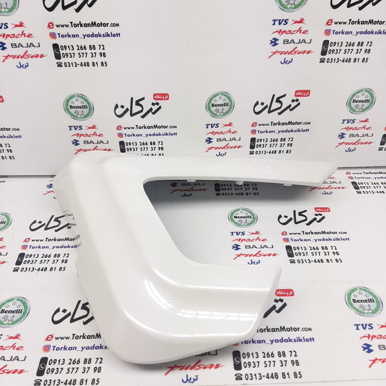 WhatsApp Image 2022-03-18 at 23.11.25 (1) قاب ( کاور ) روی درب بغل موتور کیوی KEEWAY CITY 150 سمت چپ سفید اصلی - Image 1